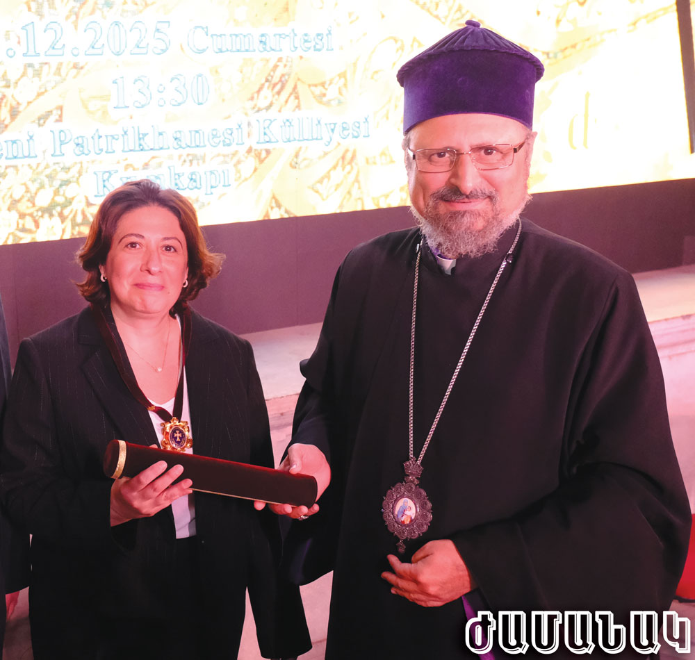 Ամեն. Ս. Պատրիարք Հայրը Այլին Գօչունեանին կը յանձնէ օրհնութեան գիրը