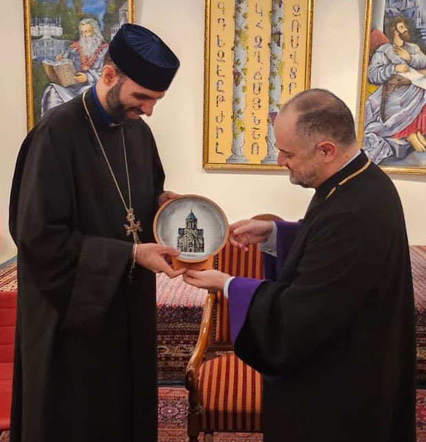 Տ. Յարութիւն Վրդ. Տամատեան յուշանուէր կը յանձնէ Տ. Գրիգոր Եպսկ. Խաչատրեանին