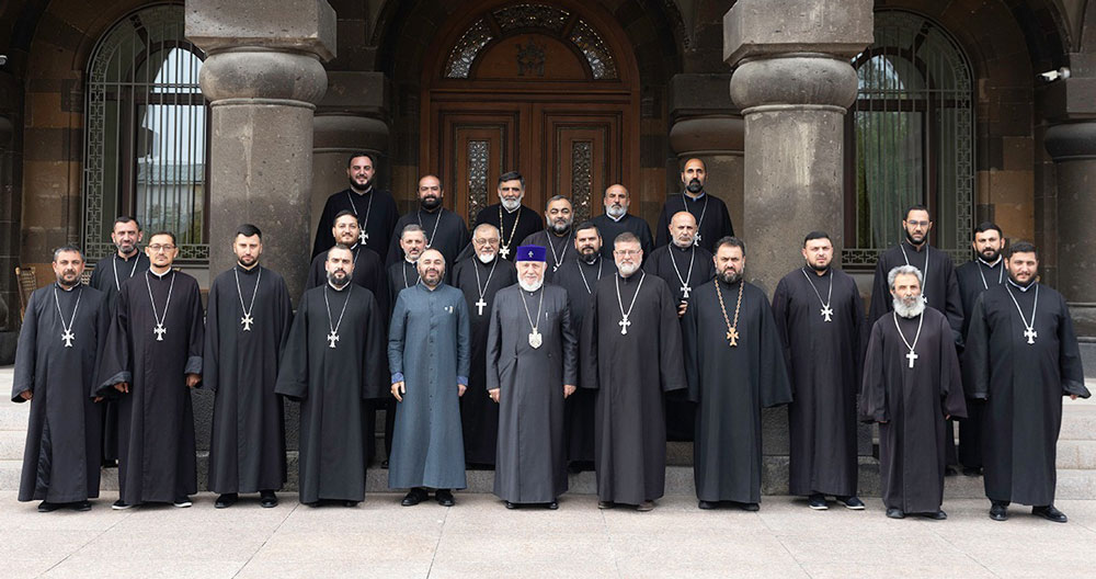 Վեհ. Հայրապետը հոգեւորականներու հետ կը մէկտեղուի, երբ եկեղեցին կը դիմագրաւէ ծանր հալածանքներու շրջան մը