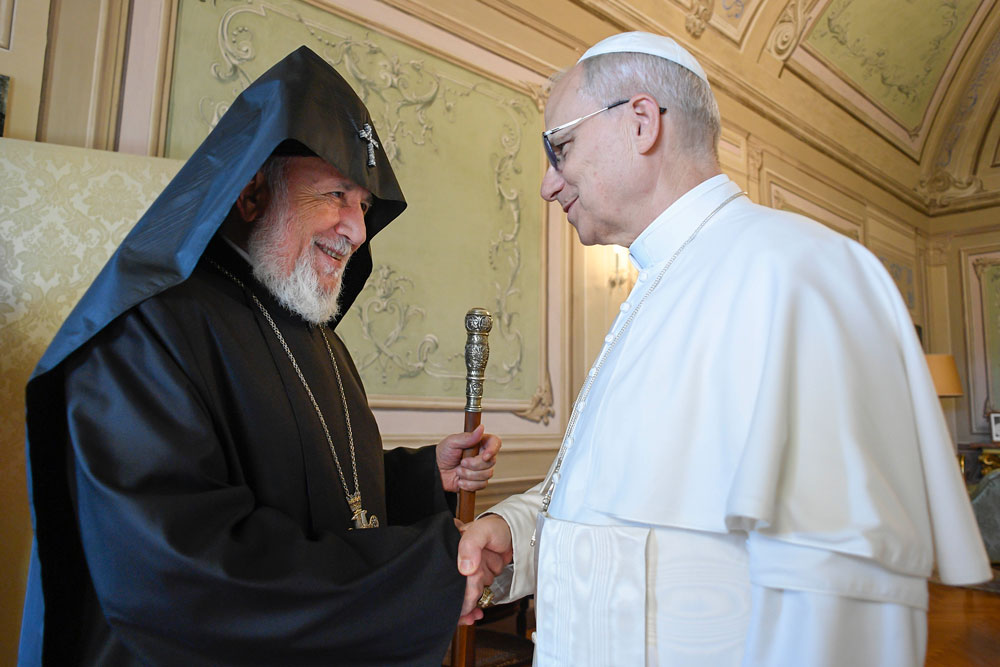 Երկու հայրապետները զիրար կ՚ողջունեն ջերմօրէն