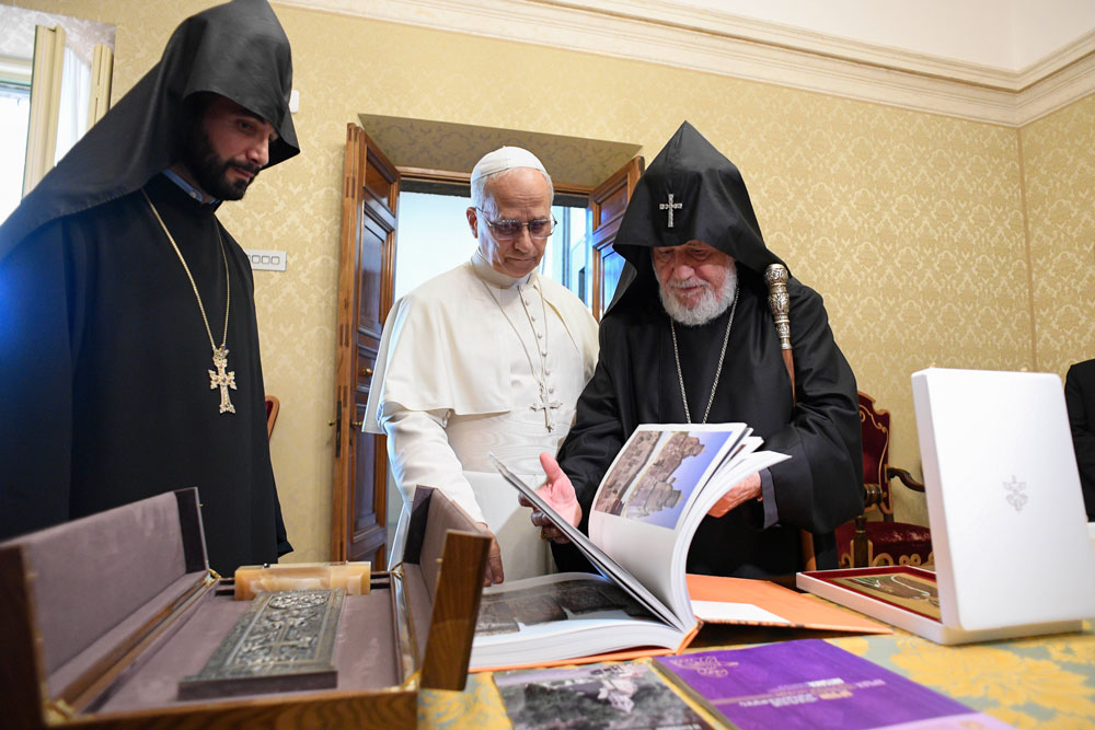 Յուշանուէրներու փոխանակման պահը