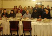 Հայր սուրբը եւ սեղանակիցները (Լուսանկարը՝ դպրոցէն)