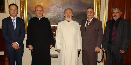 Սրբազան Հայրը հիւրերուն հետ (Լուսանկարը՝ Պատրիարքարանէն)