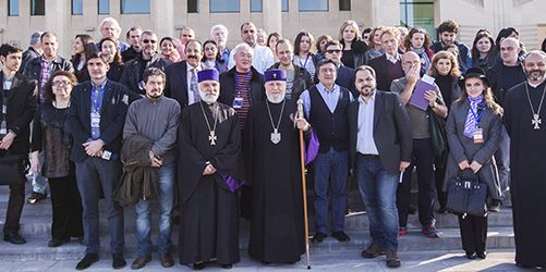 Վեհափառ Հայրապետը հիւրերուն հետ