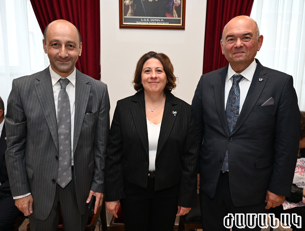 Նաիրի Պետրոսեան, Այլին Գօչունեան եւ Մանուկ Էօղէր