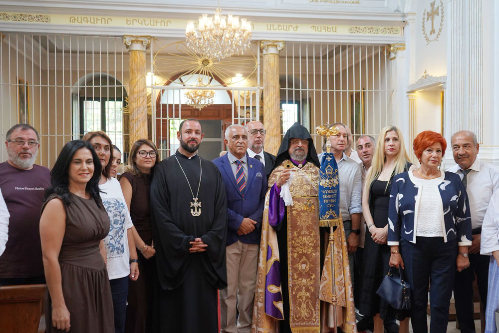 Օծման արարողութենէն վերջ յիշատակ-խմբանկար մը