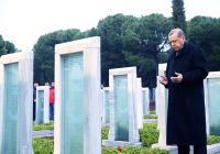 Էրտողան կ՚աղօթէ նահատակաց շիրմին մօտ