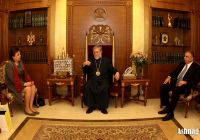 Արամ Ա. Կաթողիկոս կը զրուցէ Յակոբեանի հետ