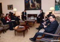 Հայաստանի Արտաքին գործոց նախարար Եդուարդ Նալպանտեան երէկ հիւրընկալեց թրքական արմատներով երեսփոխան Ճէմ Էօզտէմիրի կողմէ գլխաւորուած Գերմանիոյ Պունտեստակի պատուիրակութիւնը։ Ան գերմանացի խորհրդարանականներուն հետ անդրադարձաւ միջազգային եւ տարածքաշրջանային հրատապ հարցերուն, ինչպէս նաեւ Լեռնային Ղարաբաղի հիմնախնդրի խաղաղ կարգաւորման գործընթացին։