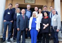 Սուրբ Խաչ դպրեվանքի պատմական շէնքի աստիճաններուն վրայ