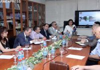 Միջգերատեսչական նիստին մասնակիցները ժողովասեղանին շուրջ