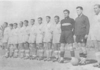 Սուրիոյ ազգային խումբը, 1942, Սեպտեմբեր 28-ին, Պէյրութի Ամերիկեան համալսարանի դաշտին վրայ, Լիբանանի ազգային խումբը 2-1 արդիւնքով պարտութեան մատնելէ առաջ։ Աջին՝ Արտաւազդ Մարութեան