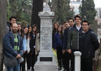 Սրբուհի Տիւսաբի շիրմին մօտ խմբանկար (Լուսանկարը՝ վարժարանէն)