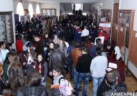 Երիտասարդներ տեղեկութիւններ կը քաղեն առաջարկներուն շուրջ