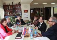 Նախարարը կը զրուցէ հիւրին հետ