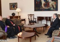 Արտաքին գործոց նախարար Եդուարդ Նալպանտեան հիւր հոգեւորականներուն հետ