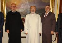 Սրբազան Հայրը հիւրերուն հետ (Լուսանկարը՝ Պատրիարքարանէն)