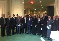 Սերժ Սարգսեան Նիւ Եորքի մէջ կ՚երեւի իր պատուիրակութեան անդամներուն եւ խումբ մը ամերիկահայ գործիչներուն հետ: