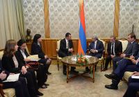 Նախագահ Սերժ Սարգսեան կը զրուցէ Ճէմ Էօզտէմիրի կողմէ գլխաւորուած գերմանացի խորհրդարանական պատուիրակութեան հետ