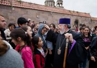 Վեհափառ Հայրապետը երիտասարդներու հետ