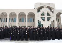 Վեհափառ Հայրապետը Մայրավանքէն ներս շրջապատուած քահանայից դասուն կողմէ