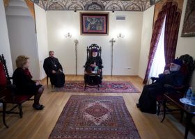 Վեհ. Հայրապետը կը զրուցէ Մաթվիենքոյի հետ