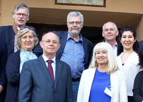 Սուրբ Խաչ դպրեվանքի պատմական շէնքի աստիճաններուն վրայ