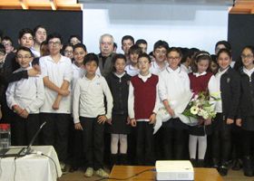 Միլտանօղլու շրջապատուած աշակերտներու եւ կրթական մշակներու կողմէ (Լուսանկարը՝ դպրոցէն)