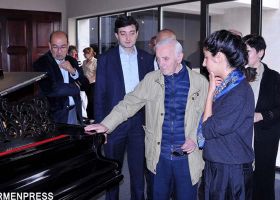 Շարլ Ազնաւուր Կոմիտասի դաշնակին մօտ