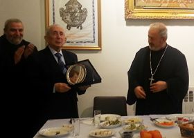 Կարպիս Պալմումճեան կը ստանայ յուշապնակը (Լուսանկարը՝ եկեղեցիէն)