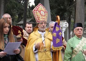 Նարօտ Թոմաքեան կ՚ընթերցէ Տիւսաբի կենսագրութիւնը