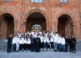 Վեհափառ Հայրապետը հիւրերուն հետ