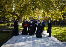 Վեհափառ Հայրապետը կը զրուցէ հիւր կարտինալին հետ, Մայրվանքի պարտէզին մէջ