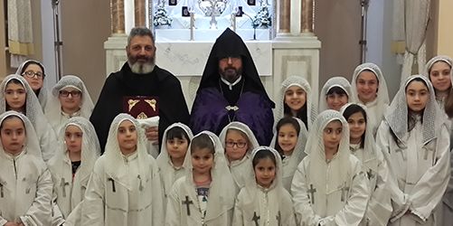 Ժամերգութենէն վերջ խորանին առջեւ խմբանկար մը (Լուսանկարները՝ եկեղեցիէն)