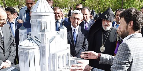 Նախագահ Սարգսեան եւ Վեհափառ Հայրապետը կը ծանօթանան նոր եկեղեցւոյ մանրակերտին
