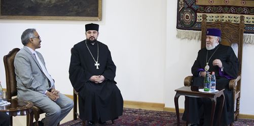 Վեհափառը կը զրուցէ հնդիկ դեսպանին հետ