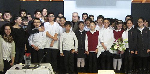 Միլտանօղլու շրջապատուած աշակերտներու եւ կրթական մշակներու կողմէ (Լուսանկարը՝ դպրոցէն)