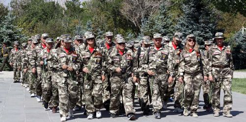 Երիտասարդներ յուշահամալիրին մօտ