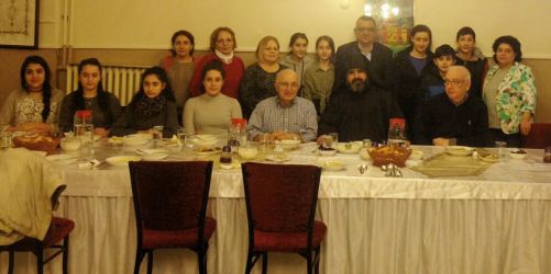 Հայր սուրբը եւ սեղանակիցները (Լուսանկարը՝ դպրոցէն)