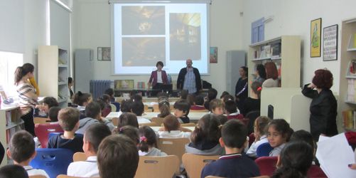 Գարակէօզեանի տղաքը կը հետեւին բանախօսներուն (Լուսանկարը՝ վարժարանէն)