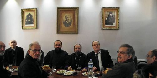 Սրբազան Հայրը եւ սեղանակիցները (Լուսանկարը՝ եկեղեցիէն)