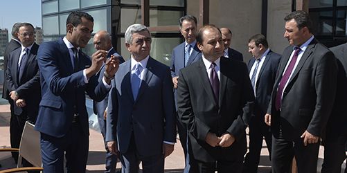 Սերժ Սարգսեան բացատրութիւններ կը ստանայ համալիրին մասին