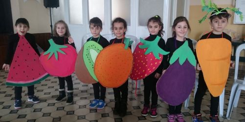 Փոքրիկներ Բարեկենդանի տարազներով (Լուսանկարը՝ դպրոցէն)