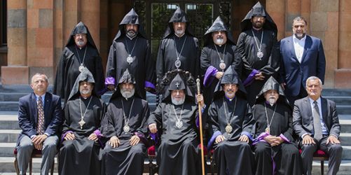 Վեհափառ Հայրապետը եւ ժողովականները