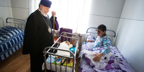 Վեհափառ Հայրապետը ծննդատան մէջ