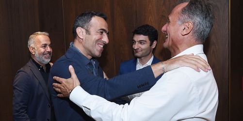 Եուրի Ճորքաեւ կը դիմաւորուի «Զուարթնոց» օդակայանին մէջ